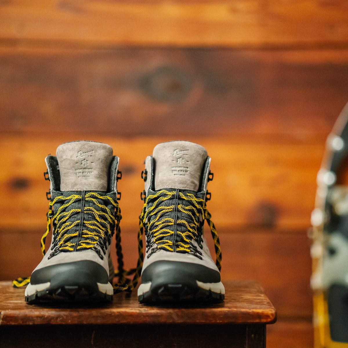 Danner | Arctic 600 Side-Zip Driftwood/Yellow Insulated 200G